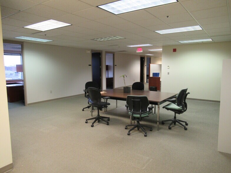 More Photos Of 3201 W White Oaks Dr, Springfield Office For Sale