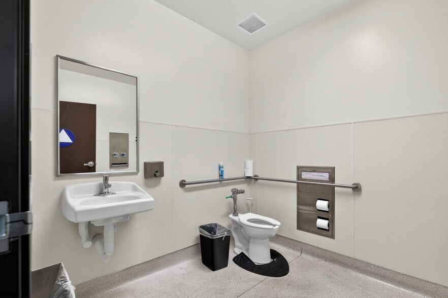More Photos Of 9031 N Lurline Ave, Chatsworth Distribution For Lease