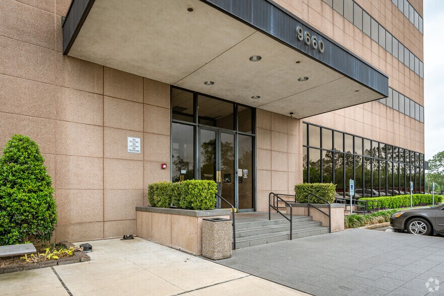 More Photos Of 9660 Hillcroft St, Houston Medical For Lease