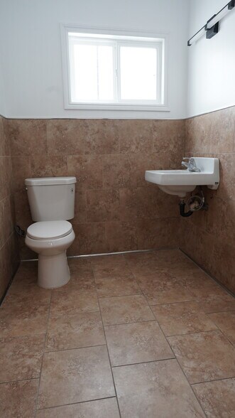 More Photos Of 16616 Ventura Blvd, Encino Restaurant For Lease