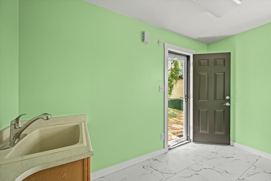More Photos Of 1335 S Kio St, Watkins Veterinarian Kennel For Sale
