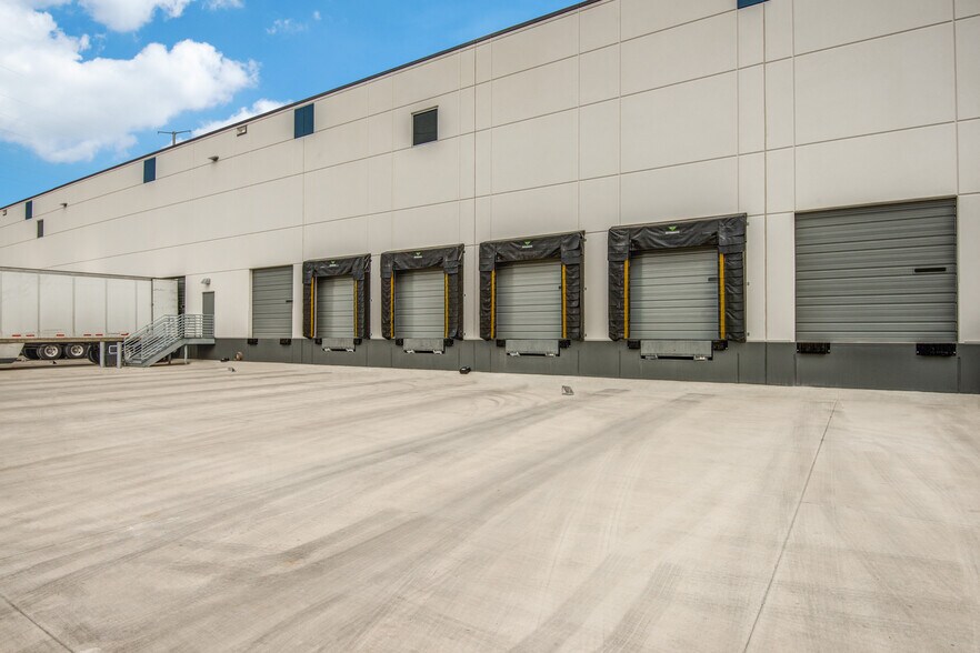 More Photos Of 3215 N Panam Expy, San Antonio Manufacturing For Lease