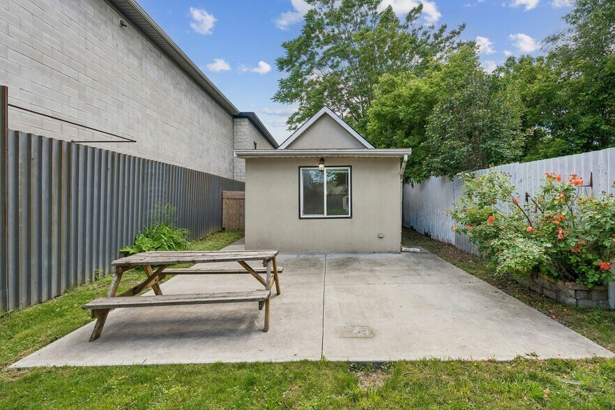 More Photos Of 43 Whitfield Av, Hamilton Manufacturing For Sale