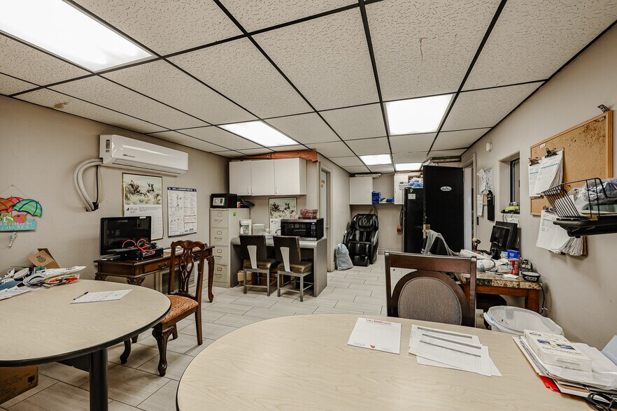 More Photos Of 236 S Alma School Rd, Mesa Showroom For Sale