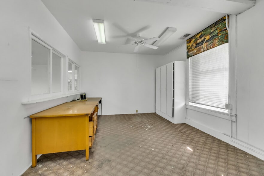 More Photos Of 10 S School St, Lodi Storefront Retail Office For Sale