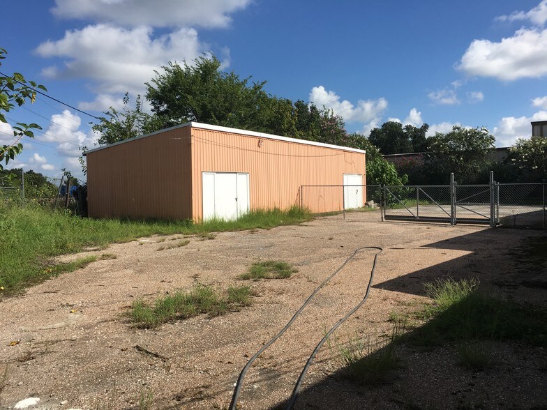 More Photos Of 401-415 Edgebrook Dr, Houston General Retail For Sale