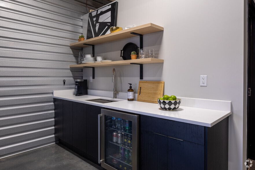 More Photos Of 5705-5765 Stables Way, Alpharetta Showroom For Lease