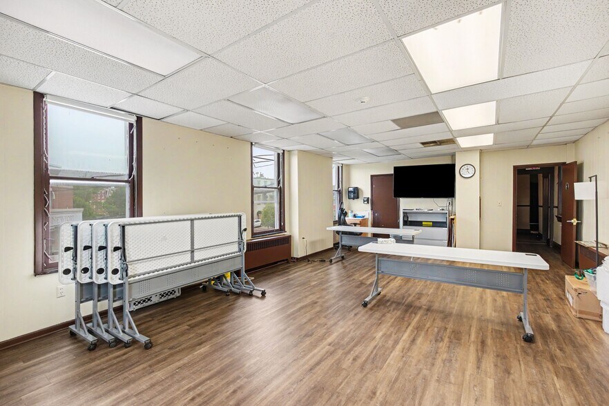 More Photos Of 1002 Monmouth St, Newport Office Residential For Sale