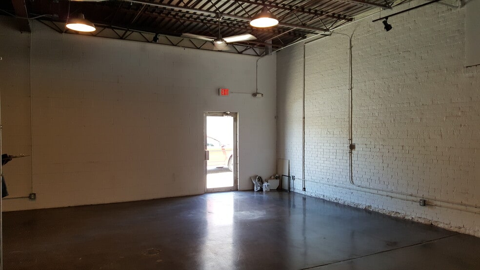 More Photos Of 1739 Oak St, Kansas City Office For Lease