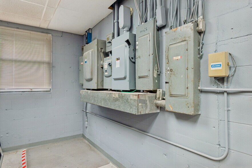 More Photos Of 1760-1770 Calumet St, Clearwater Warehouse For Lease
