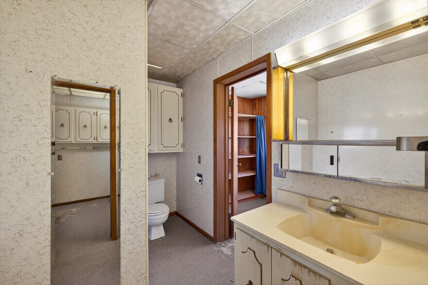 More Photos Of S101 S Main St, Nelson General Retail For Sale