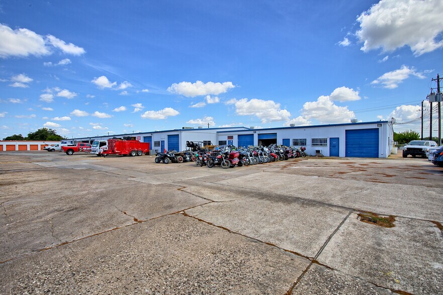 More Photos Of 15502 Old Galveston Rd, Webster Light Manufacturing For Lease