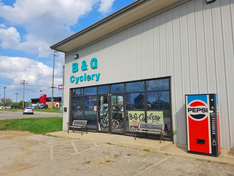 More Photos Of 131 E Rollins Rd, Round Lake Beach Freestanding For Sale