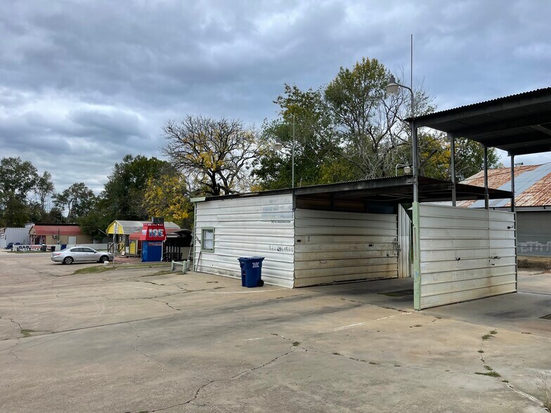 More Photos Of 903 N Washington Ave, Livingston General Retail For Sale