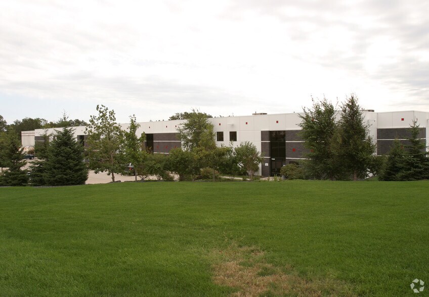 More Photos Of 7433-7447 4th St N, Oakdale Light Manufacturing For Lease