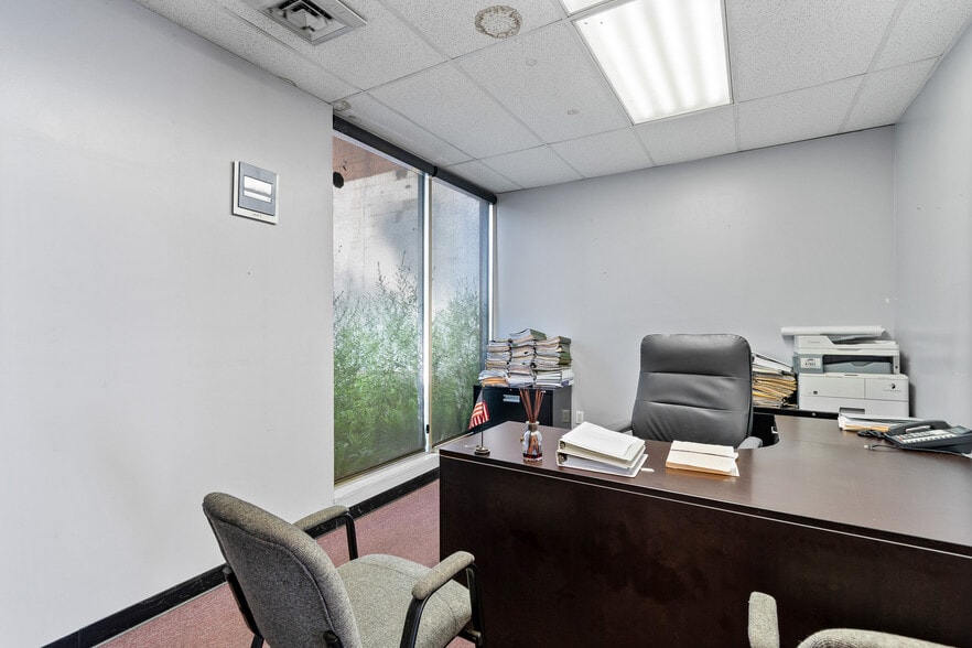 More Photos Of 60 Williams St, Grand River Warehouse For Sale