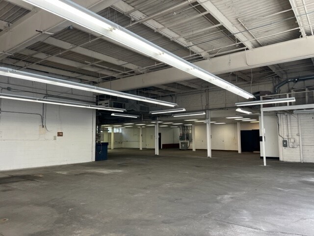 More Photos Of 939 W North Ave, Pittsburgh Light Distribution For Lease