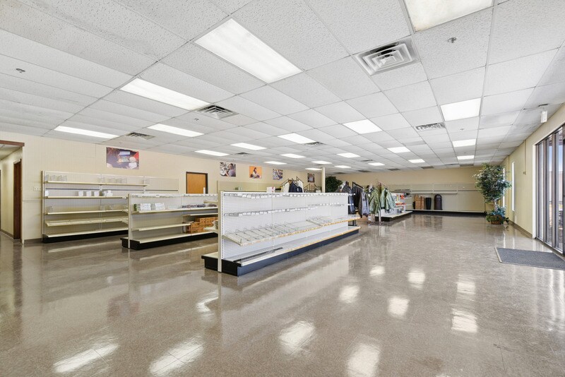 More Photos Of 101 E Nakoma St, San Antonio Showroom For Lease
