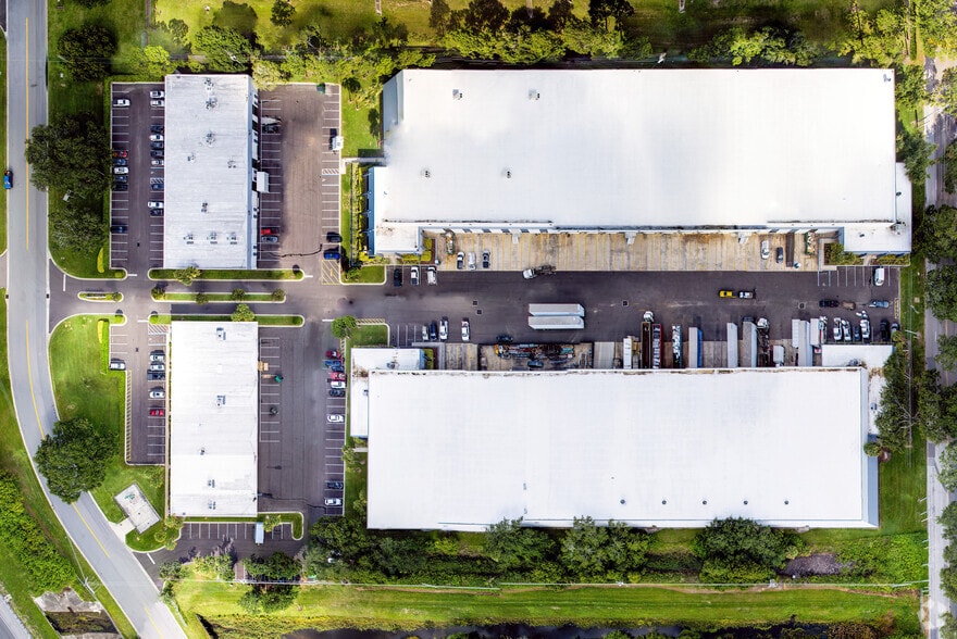 More Photos Of 1255 La Quinta Dr, Orlando Warehouse For Lease