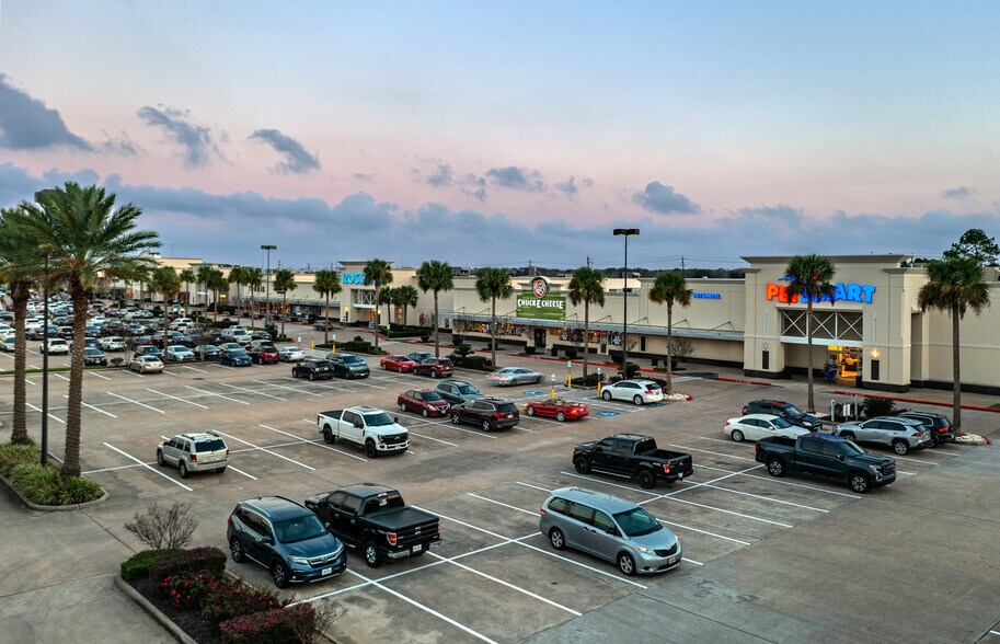 Primary Photo Of 1501-1549 W Bay Area Blvd, Webster Unknown For Lease