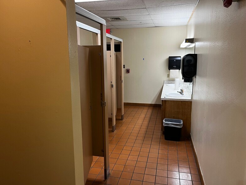 More Photos Of 7600 Woodrow Ave, Austin Schools For Lease