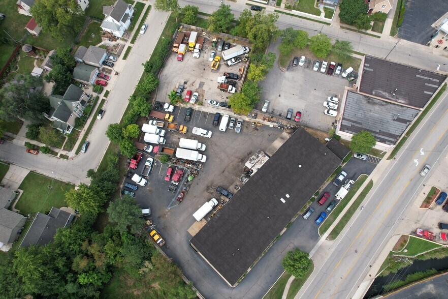 More Photos Of 765 Villa St, Elgin Warehouse For Lease