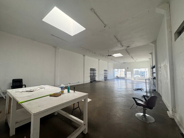 More Photos Of 601-609 N La Brea Ave, Los Angeles Storefront For Lease