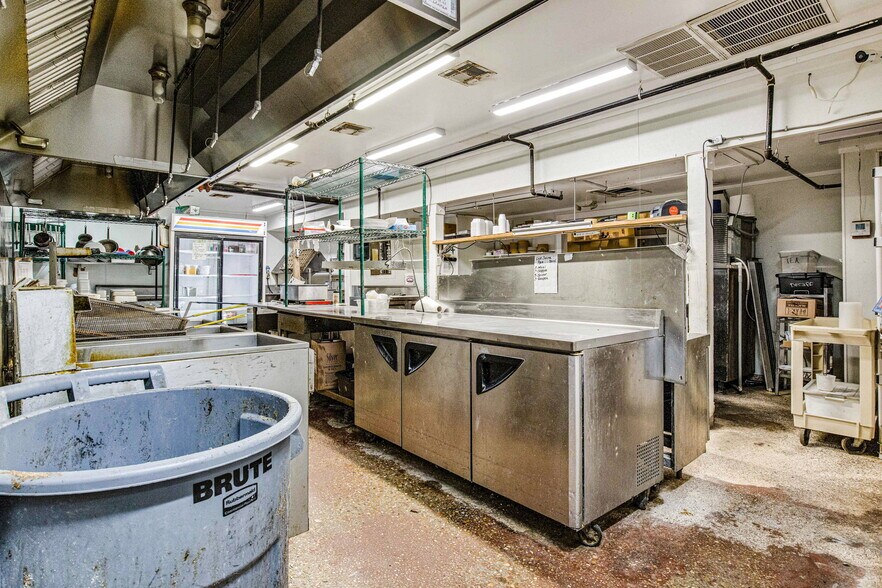 More Photos Of 131 New Warrington Rd, Pensacola Restaurant For Sale