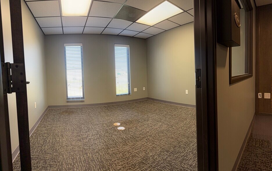 More Photos Of 2302 S Main St, Stuttgart Office For Lease