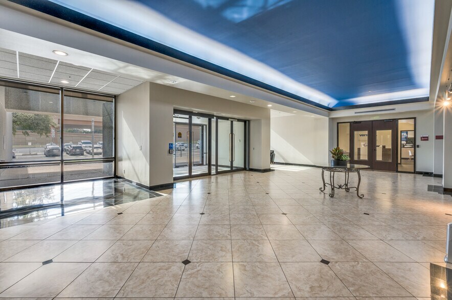 More Photos Of 860 W Airport Fwy, Hurst Office For Lease