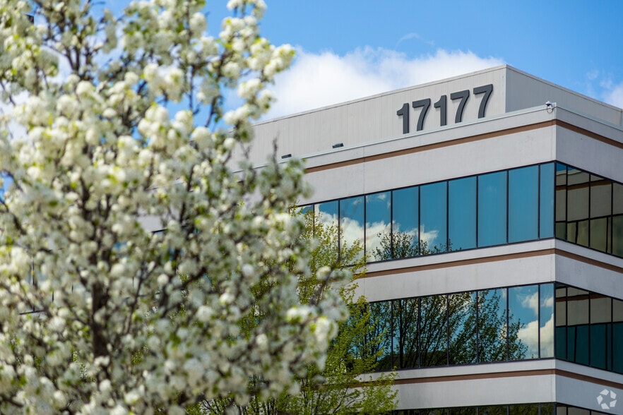 More Photos Of 17177 N Laurel Park Dr, Livonia Office For Lease