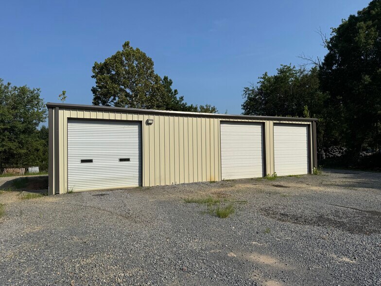 More Photos Of 1302 US 41 N, Calhoun Warehouse For Lease
