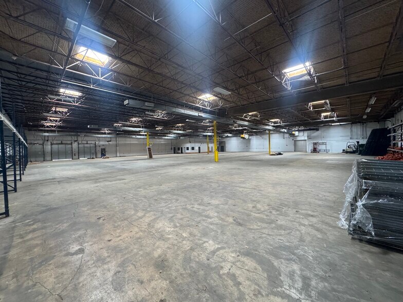 More Photos Of 9244 Markville Dr, Dallas Industrial For Sale