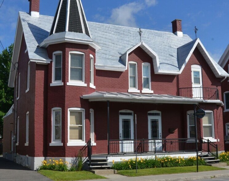 Primary Photo Of 2356-2362 Rue Dessaulles, Saint-hyacinthe Office For Lease