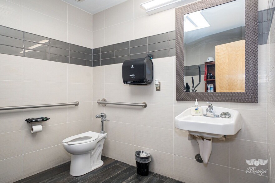 More Photos Of 700 N Copia St, El Paso Office For Sale