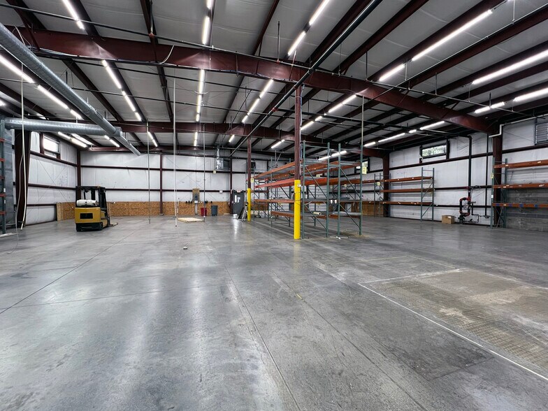 More Photos Of 10 Corporate Dr, Halfmoon Flex For Lease