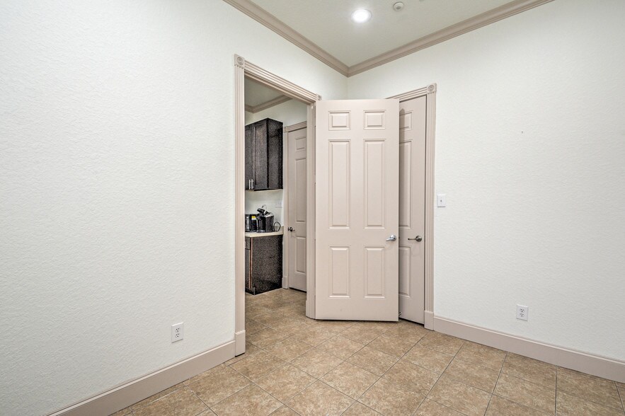 More Photos Of 1842 Snake River Rd, Katy Medical For Sale