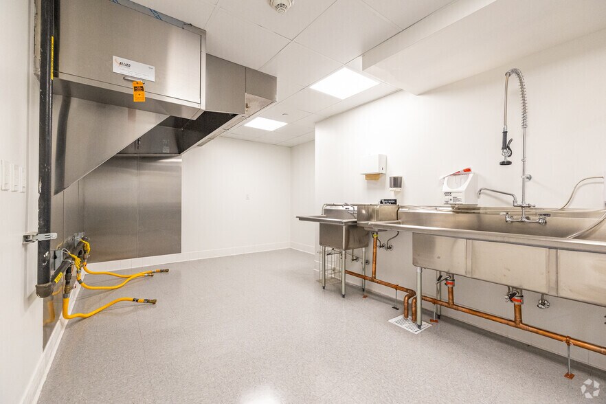 More Photos Of 2426 47th St, Astoria Warehouse For Lease