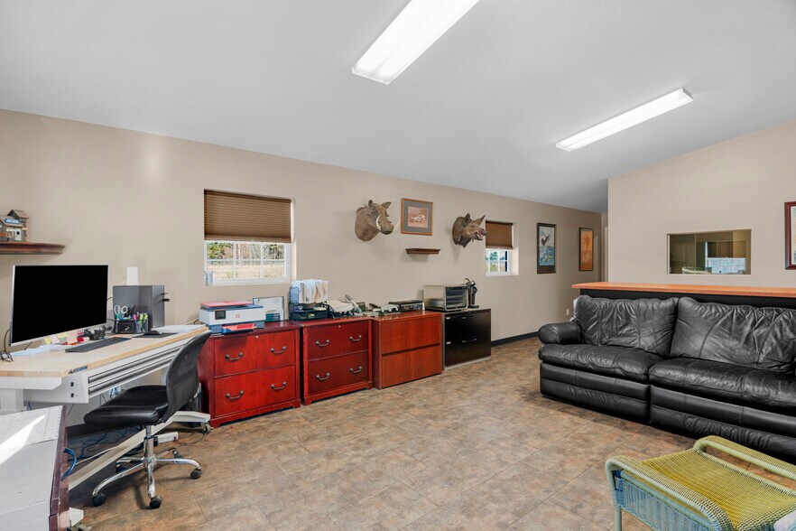 More Photos Of 3464 Albany Ave, Waycross Service For Sale