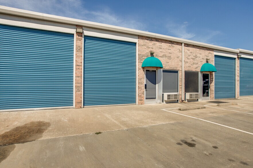 More Photos Of 800 Fulgham Rd, Plano Warehouse For Lease
