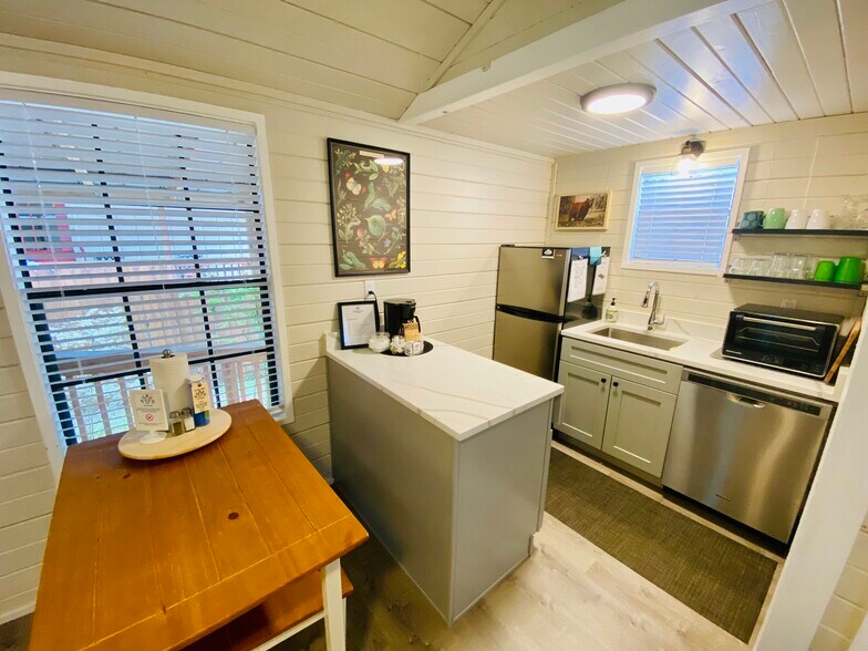 More Photos Of 104 Scudder Ln, Wimberley Hotel For Sale