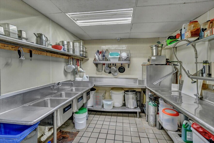 More Photos Of 14987 Gratiot Ave, Detroit Restaurant For Sale