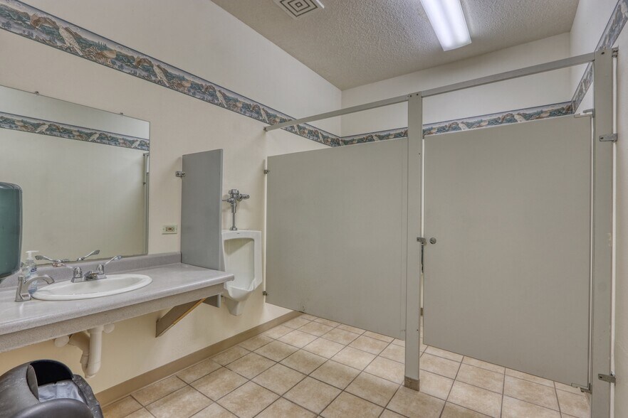More Photos Of 10045 N State Road 27, Hayward Flex For Sale