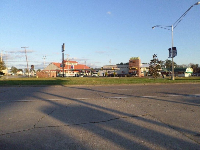 More Photos Of 1419 The Blvd, Rayne Service Station For Lease