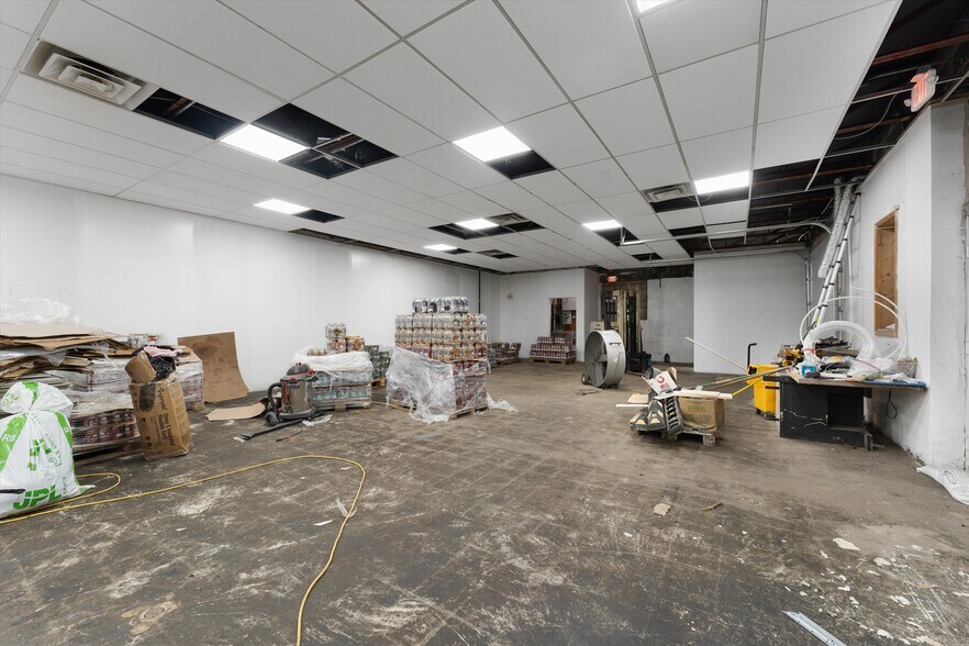 More Photos Of 18703 E 10 Mile Rd, Roseville Storefront For Lease