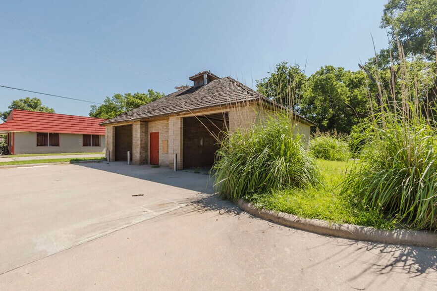 More Photos Of 220 N 2nd Ave, Mulvane Carwash For Sale