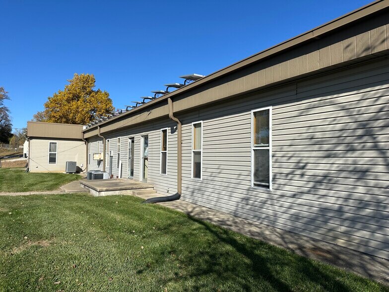 More Photos Of 1105 State St, Mound City Office For Sale