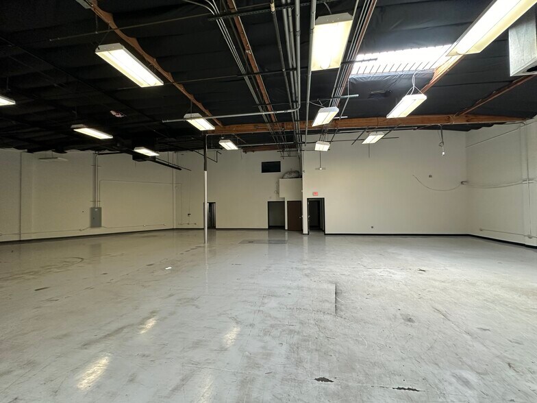 More Photos Of 2070 Floyd St, Burbank Light Manufacturing For Lease