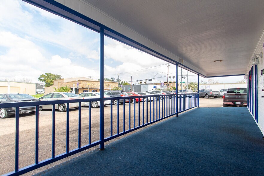 More Photos Of 120 E Mulberry St, Angleton Auto Dealership For Lease