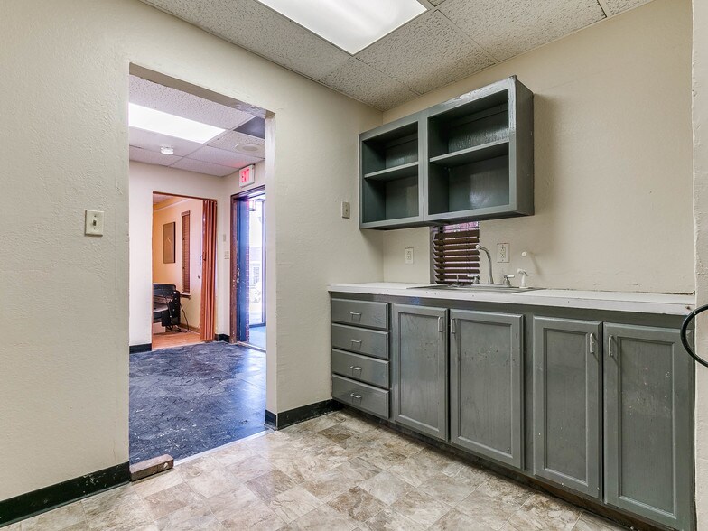 More Photos Of 2820-2828 Linda Ln, Oklahoma City Medical For Sale